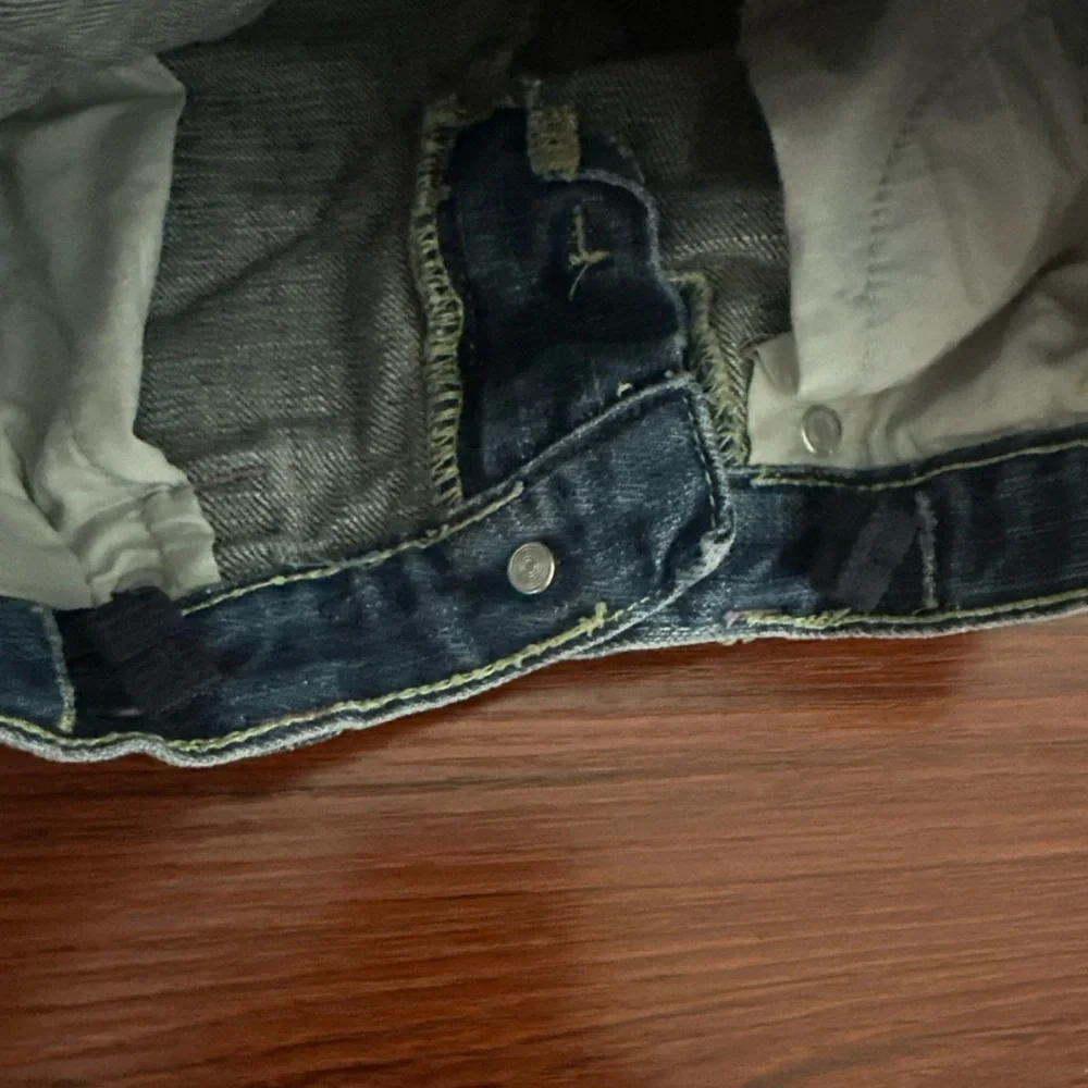 Gap Blue Denim Dragonfly Embroidery Stretch Bermuda Rolled Shorts Size 8 Girls - Picture 7 of 10